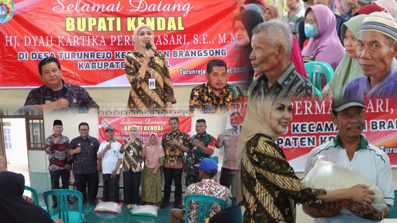 Bupati Kendal Serahkan Bantuan Beras di Tiga Lokasi Banjir Brangsong