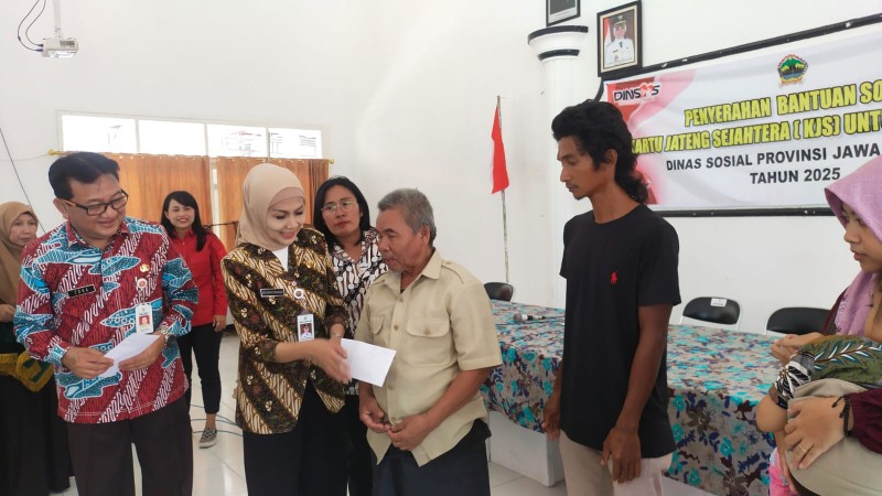 Pemberian Kartu Jateng Sejahtera (KJS) oleh Bupati Kendal
