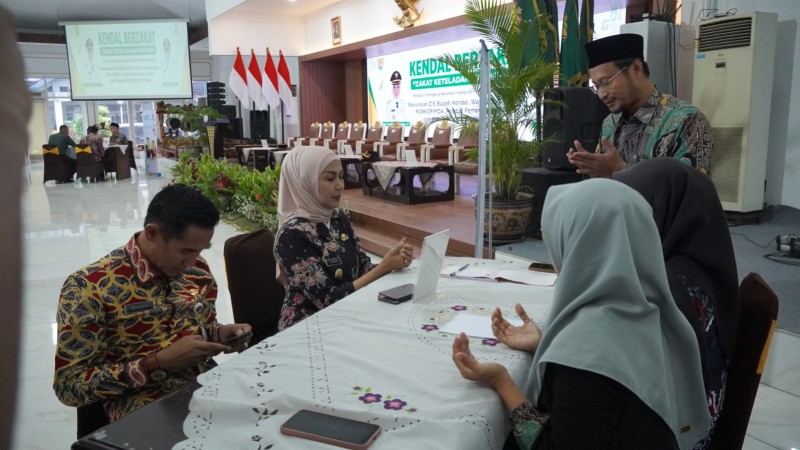 Bupati dan Wakil Bupati Kendal Menunaikan Zakat