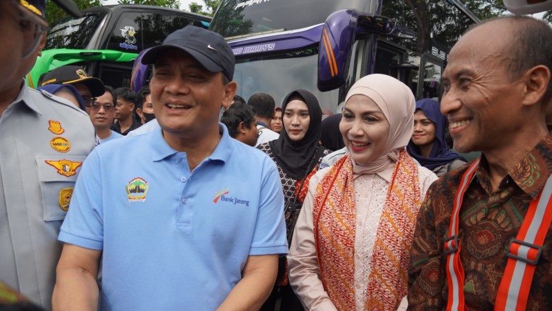 Bersama Gubernur Jawa Tengah, Bupati Kendal Melepas Program Mudik Gratis