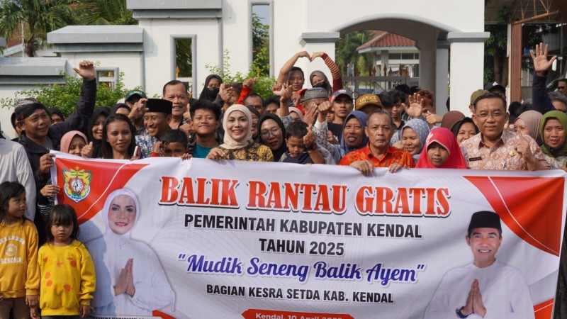 Bupati Kendal Lepas 2 Unit Bus Program Rantau Balik Gratis
