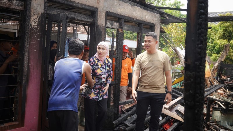 Bupati Kendal Dyah Kartika Permanasari Salurkan Bantuan Korban Kebakaran