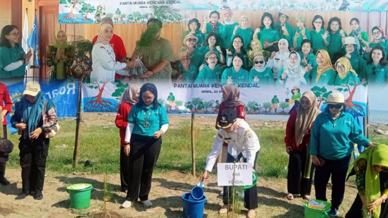 Bupati Kendal Bersama Club Of Semarang Kunthi Tanam Cemara Laut