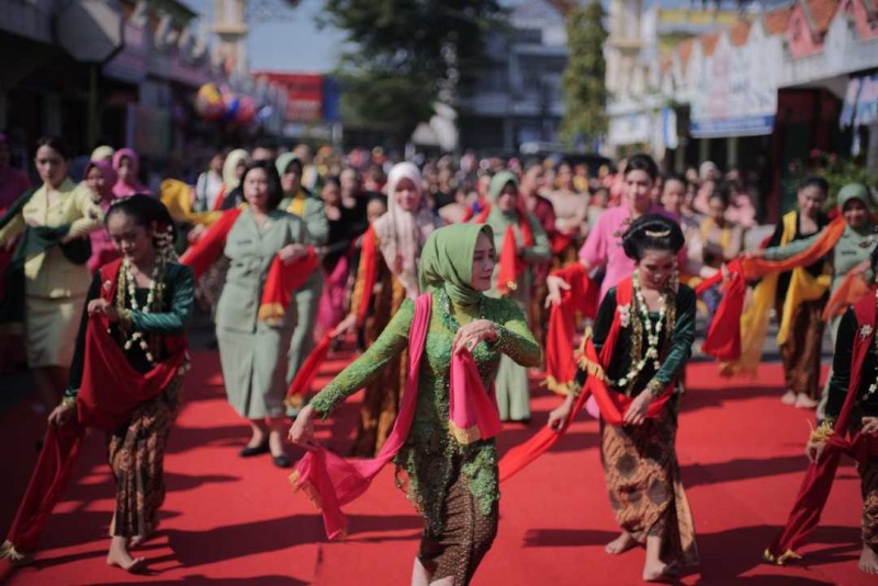 Hari Tari Sedunia, Komunitas Seni Budaya Kendal Menari di Komplek Pasar