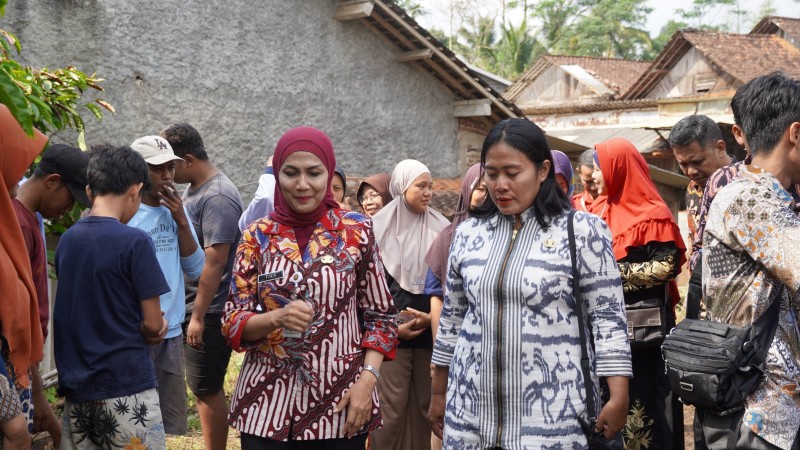 Bupati Kendal Berikan Bantuan Korban Kebakaran di Desa Gedong