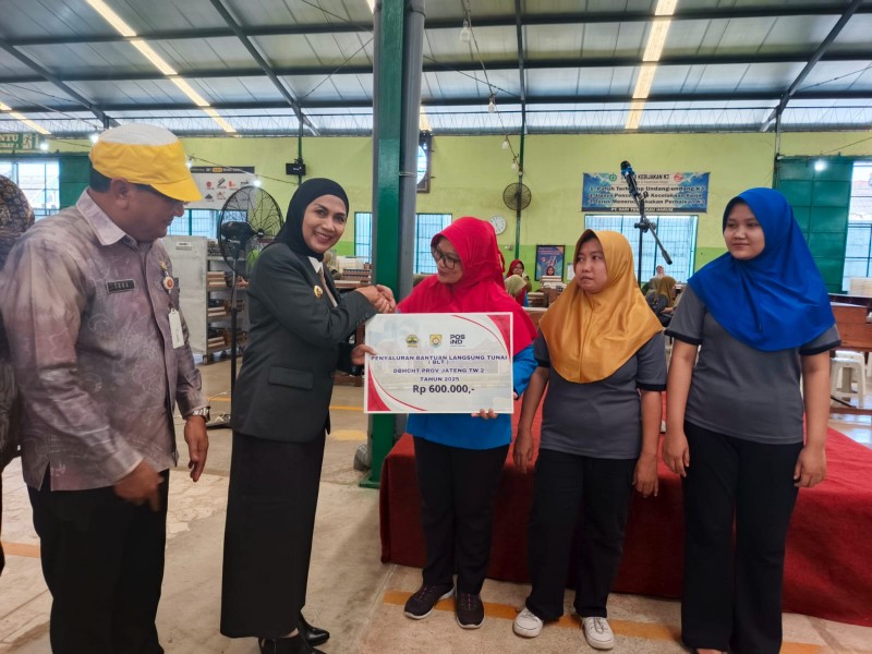 Bupati Kendal Hadir dalam Penyerahan BLT DBHCHT tahap II