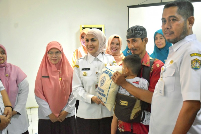 Bupati Kendal Serahkan Bantuan Pangan untuk Penurunan Stunting