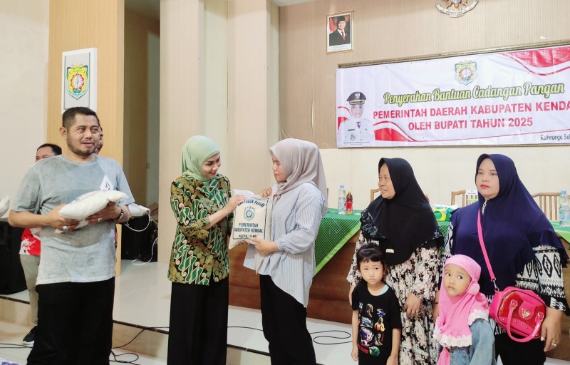 Bupati Kendal Salurkan Bantuan Pangan Bagi Warga Stunting di Kaliwungu Sela