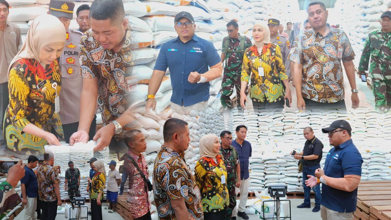 Bupati Kendal Cek Ketersediaan Bantuan Pangan di Perum Bulog Sumberejo