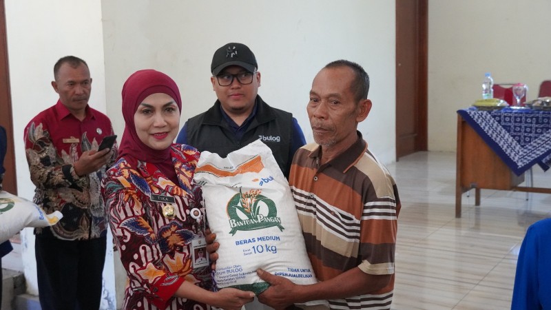 Pemkab Kendal Salurkan Bantuan Beras untuk Warga Ngresepbalong dan Puguh