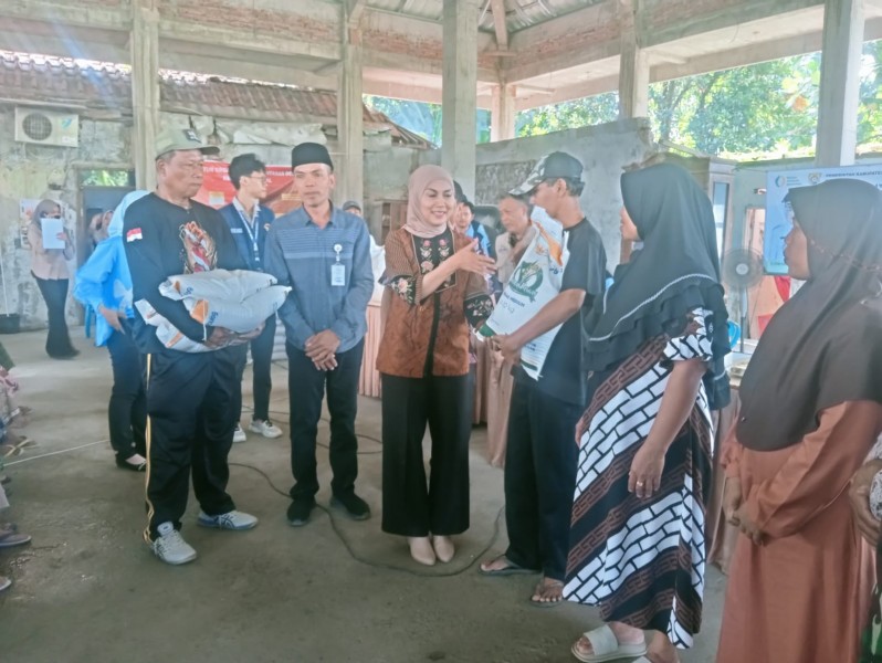Pemkab Serahkan Bantuan Pangan Nasional Bagi Warga Bulugede
