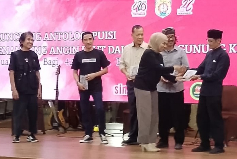 Bupati Kendal Luncurkan Antalogi Puisi Senandung Abgin Laut