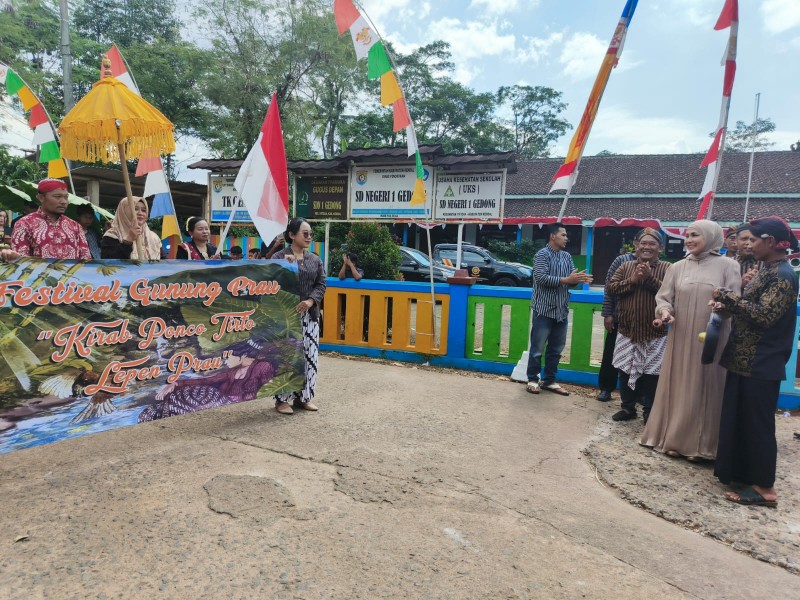 Bupati Kendal Buka Festival Gunung Prau dan Kirab Ponco Tirto Lepen Prau