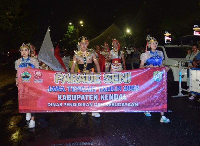 Kendal Juara Mobil Hias Terbaik Parade Seni Budaya HUT ke 80 Pemrov Jateng
