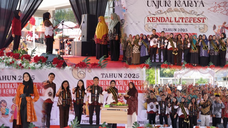 Bupati Kendal Kukuhkan Bunda Literasi Desa Sekaligus Membuka Festival Liter