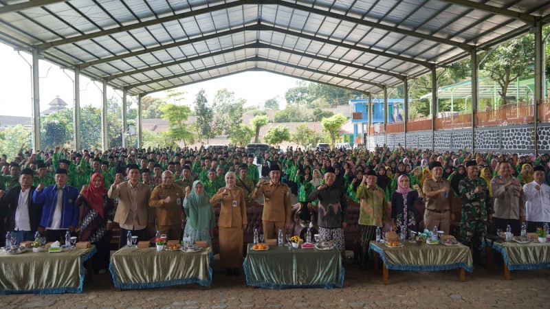 Bupati Serahkan Simbolis Bantuan Hibah Penyelenggara Pendidikan Keagamaan