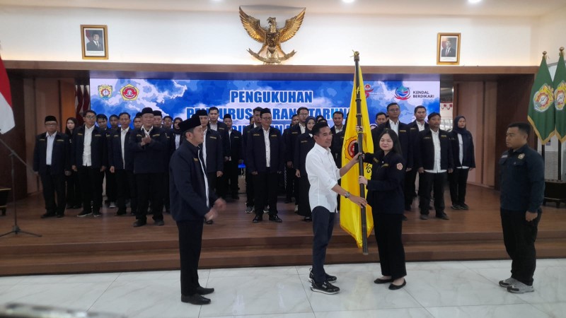 Wabup Kendal Kukuhkan Pengurus Karang Taruna Kendal 2025-2030