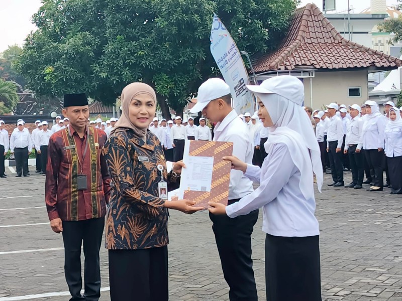 Bupati Kendal Serahkan Dokumen Kepegawaian PPPK Tahap 2 Formasi 2024