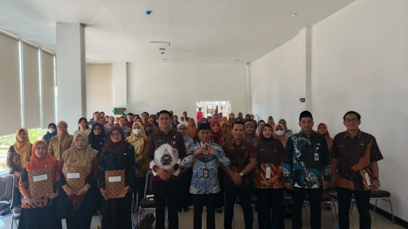 Dinarpus Kendal Berikan Penghargaan Sertifikat Audit Kearsipan Internal