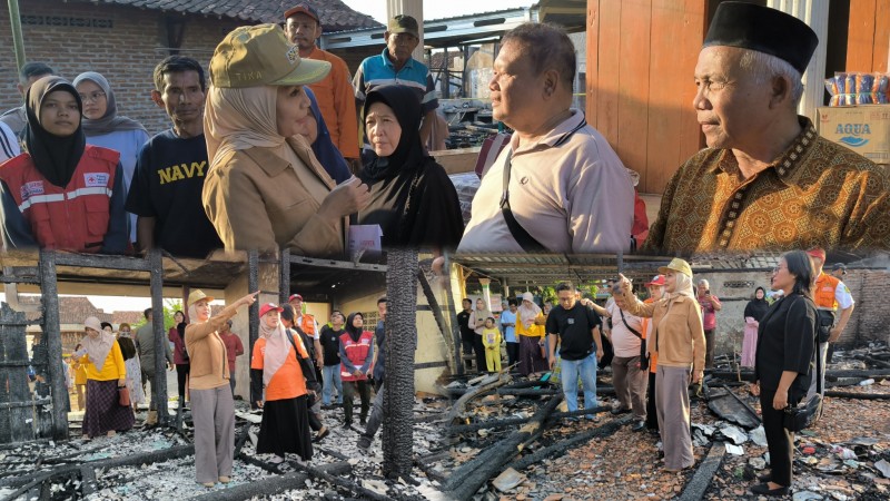 Bupati Kendal Kunjungi Korban Kebakaran di Poncorejo
