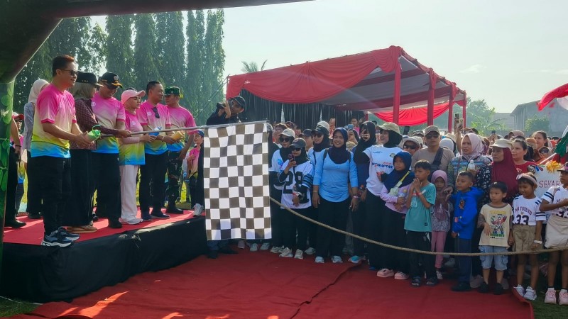 Bupati Kendal Buka Jalan Sehat Colour Fun Walk Sekartama di Weleri