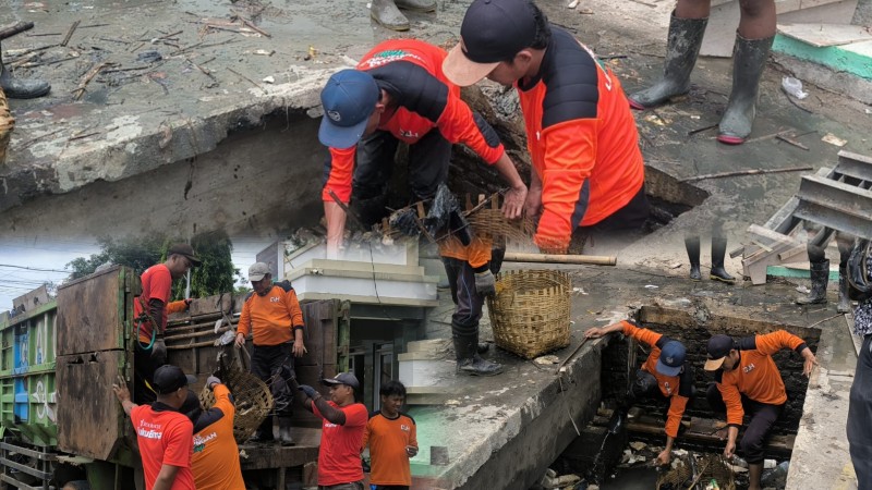 Pemkab Kendal Bersihkan Tumpukan Sampah di Sungai Kendal