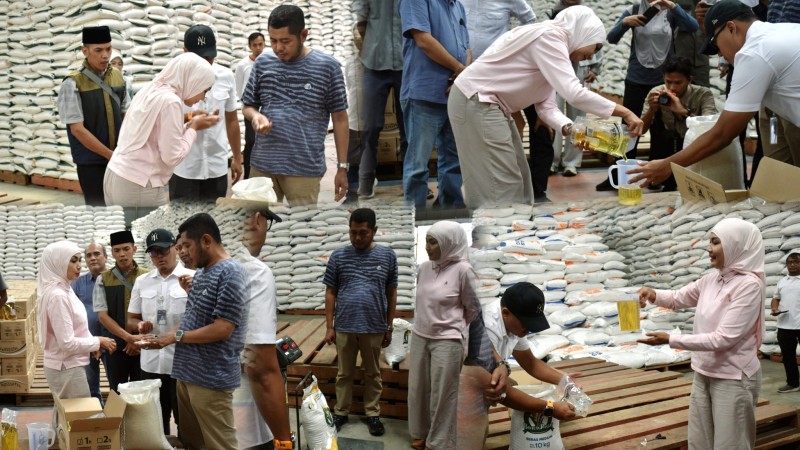 Kunjungi Bulog Sumberejo, Bupati Kendal Pastikan Bantuan Beras Aman