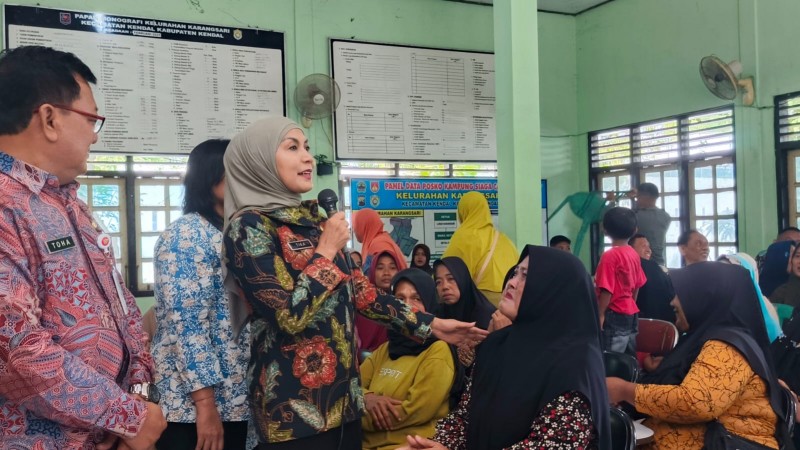 PKH Karangsari Dampingi Penempelan Stiker, Dorong Graduasi KPM Sudah Mampu