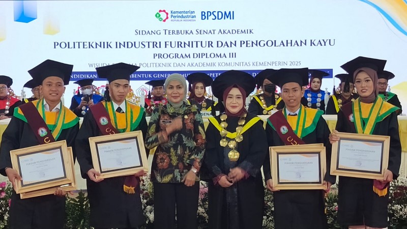 Bupati Kendal Hadiri Wisuda Polifurnika Program Diploma III