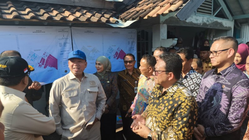 Menteri ATT/BPN Serahkan 121 Sertifikat Hasil Konsolidasi Tanah