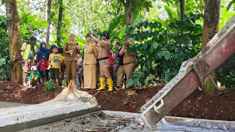 Bupati Kendal Tinjau Rekonstruksi Ruas Jalan Ngareanak - Sidomakmur