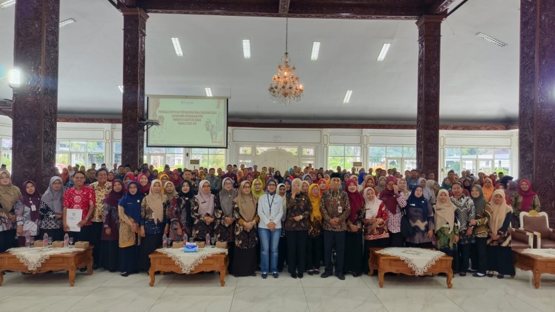 Bupati Kendal Serahkan SK Perpanjangan Perjanjian Kerja 276 PPPK