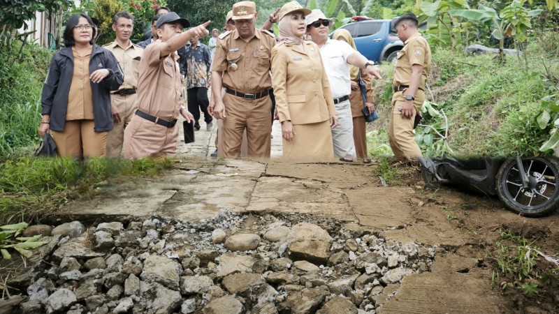 Bupati Kendal Tinjau Lokasi Jalan Longsor di Dukuh Bumen Desa Cening