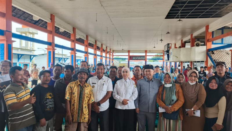 Bupati Kendal Serahkan Dana Simpanan Nelayan 2025 di TPI Tawang