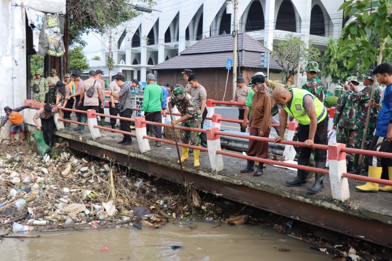 Bupati dan Kapolres Pimpin Pembersihan Sampah yang Menumpuk