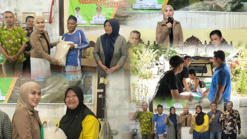 Bupati Kendal Serahkan Bantuan Beras kepada Warga Terdampak Banjir Ngampel