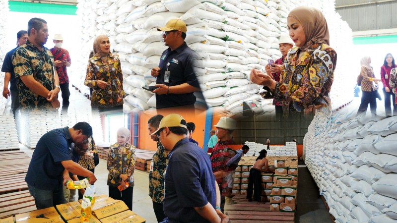 Bupati Kendal Cek Kualitas Bantua Beras dan Minyak di Gudang Bulog Semarang