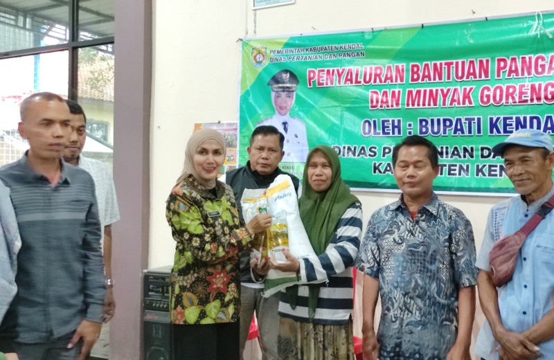 Bupati Kendal Salurkan Bantuan Beras dan Minyak untuk Warga Limbangan