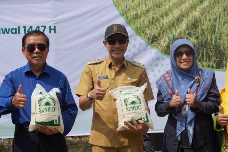 Wabup Kendal Hadiri Panen Perdana Padi Program Kemitraan Unimus di Rowosari