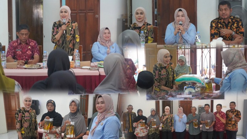 Pemkab Kendal Salurkan Bantuan Beras dan Minyak Goreng di Desa Putatgede