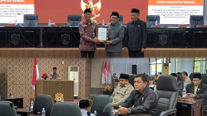 Rapat Paripurna, Pemkab Kendal Sampaikan Nota Keuangan dan Raperda