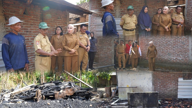 Bupati Kendal Tinjau Lokasi Kebakaran di Desa Sumbersari, Serahkan Bantuan