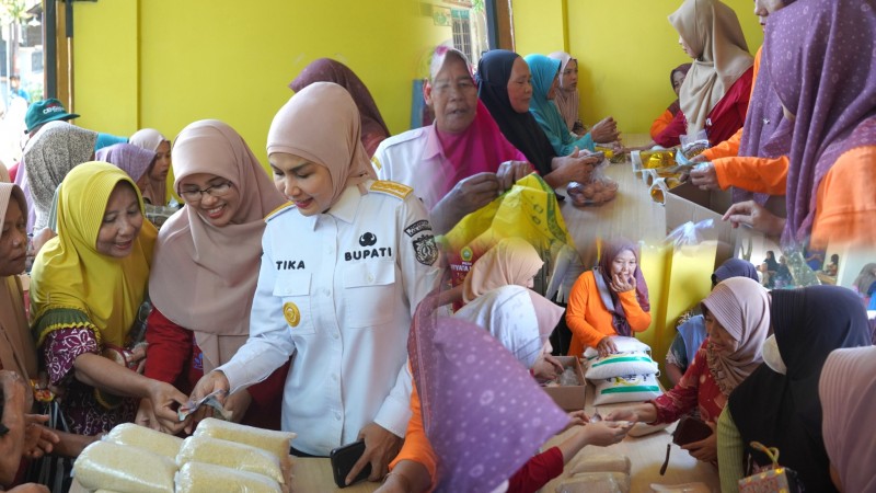 Kolaborasi dengan PKBM Wiyata Mulya, Pemkab Kendal Gelar Pasar Murah