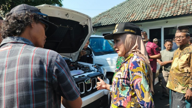 Bupati Kendal Serahkan 30 Unit Mobil Koperasi Desa