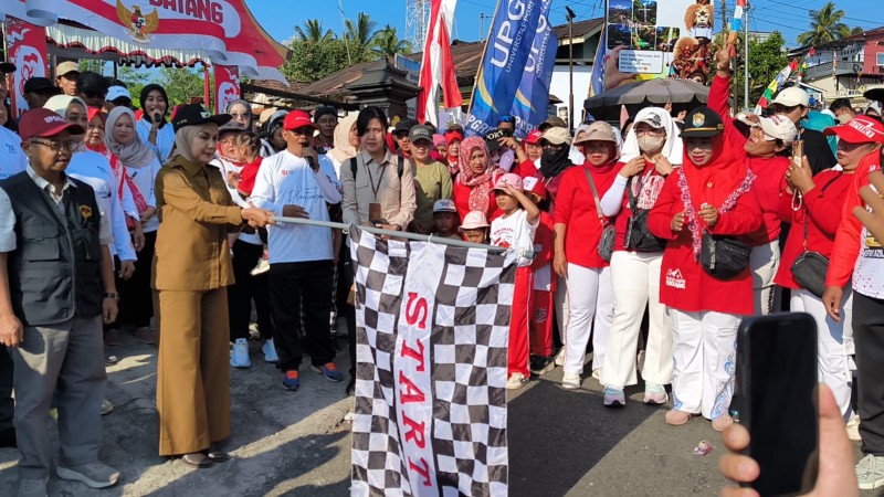 Bupati lepas jalan sehat Kecamatan Plantungan