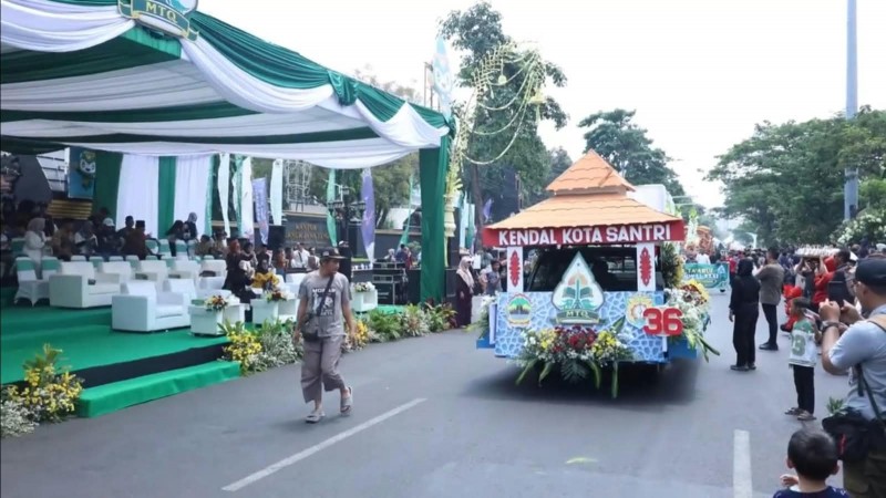 Kontingen Kendal Semarakkan Pawai Ta'aruf MTQ Nasional XXXI
