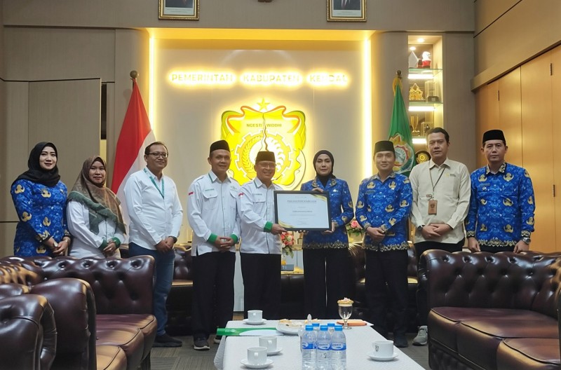 Pemkab Kendal Raih Penghargaan Program Desa Migran Emas