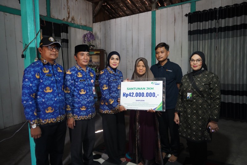 Pemkab Kendal Salurkan JKM Program Permata untuk Keluarga Pekerja Rentan