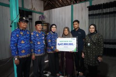 Pemkab Kendal Salurkan JKM Program Permata untuk Keluarga Pekerja Rentan