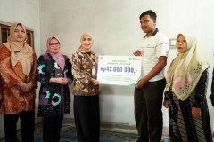 Bupati Kendal Serahkan Santunan JKM kepada Ahli Waris Petani Tembakau